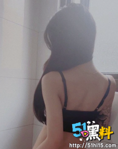 火辣刺青美女急需男人的滋润  修剪过的粉嫩小穴特别干净又整洁