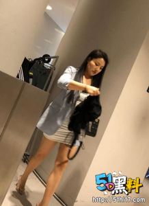 商场尾随超短裙少妇竟然没穿内裤 肥美的鲍鱼一览无余