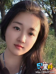 卧室暗藏摄像头偷拍表姐 意外拍到玉指抽插骚逼 表姐噘着小嘴的模样可爱极了！