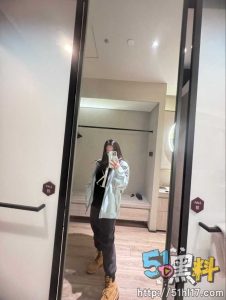 山东潍坊骚逼杨晓婷 面基纹身男带一箱TT和小玩具 一上一下坐到人心里了～