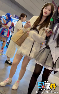 抄底偷拍学生妹逛漫展 严防死守的妹子居然没穿内裤 学生妹真的太敢了！