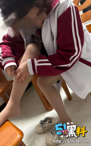 拿下萝莉女儿的第二次！借着按摩的机会把女儿弄喷水 而且下面又紧又嫩！