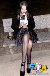 绿帽老公带淫妻多人运动 紧致的小穴被轮换插 三人大战的场面真刺激！