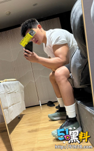 抖音网红男模约见女粉丝 刚见面就不矜持的湿了 没见过这么骚的妹子！