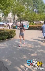 荆州职业技术学院裸奔秀 少妇被体育生骗财骗色 接受不了学校裸奔完整视频！