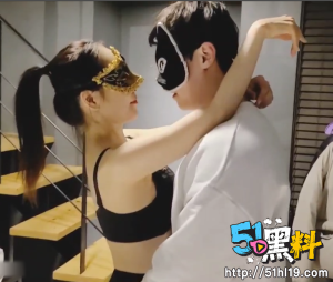 淫妻居家勾引单男弟弟  穿着情趣内衣跪地发骚 主动骑乘呻吟不断！