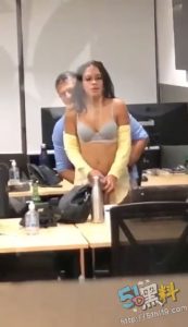 纽约警察局办公室潜规则事件 警官不仅会打枪还会开炮 官方回应：两人在“探讨工作”