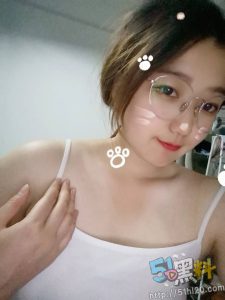 南京清纯眼镜妹的伪装 趴在桌子上被干的直叫爸爸 “爸爸 用力干我”