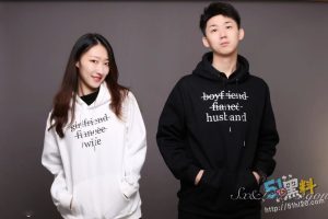 情侣追求刺激户外露出 酒店从门口一路操到阳台 整个房间充斥着淫靡的气息～