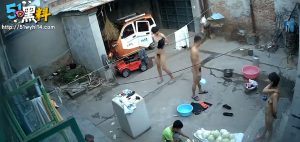 一家人在院子里当着面全裸洗澡  全家人却习以为常？