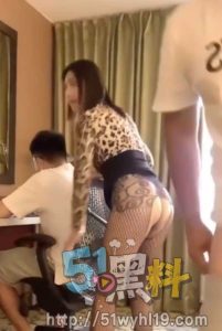 推特风骚人妻阿姨新作大片 办公室当同事面撕裂网袜狠狠艹！