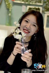 年纪轻轻的学姐被人调教成黑边骚逼 估计被众多学长干包浆了