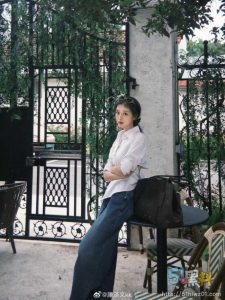 女演员滕泽文因前任田栩宁短剧翻红 晒出聊天记录 牵出早期潜规则风波