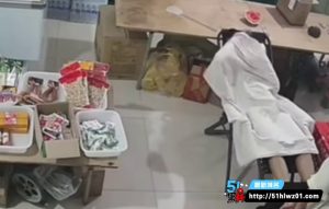 商店老板  饥渴难耐在店打飞机被顾客抓包