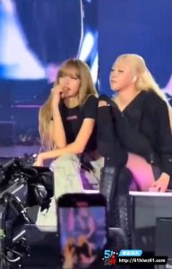 顶级明星Lisa现场演出   差点走光的视频给曝光