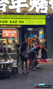 上海抓奸现场激烈 男子拿老婆的钱养小三被抓视频流出