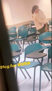 小情侣在教室情不自禁的….