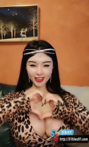 半糖 国产卡戴珊  直播搔首弄姿  半遮半掩的巨乳呼之欲出  淫荡吐舌骚气外漏