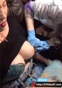 高颜值纹身妹网上直播穿孔打乳环 极品身材全裸展示 乳环穿刺挑逗淫靡欲火