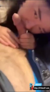 广州绿帽男贡献自己做英语老师的老婆给白人 绿哥还在一旁拍视频分享给瓜友